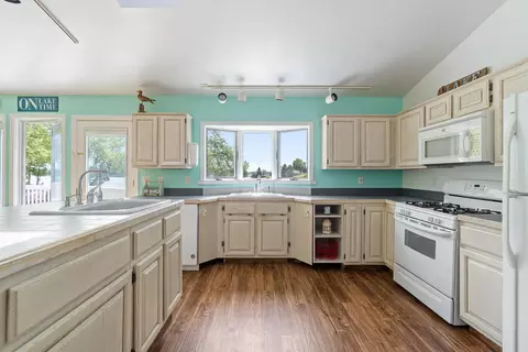 Kitchen - 11959 Greenbriar Dr, Jerome, MI 49249 photo 3 of 8