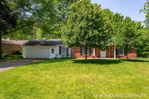 662 Brookside Ave, Holland, MI 49423