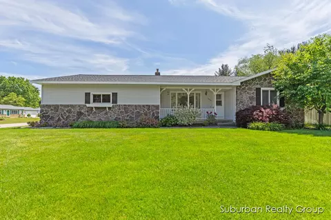 7534 Pine Grove Dr, Jenison, MI 49428