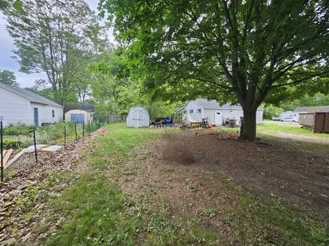 907 Hague Ave, Jackson, MI 49203 photo 2