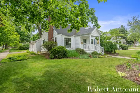 1741 Warwick Rd SE, Grand Rapids, MI 49506
