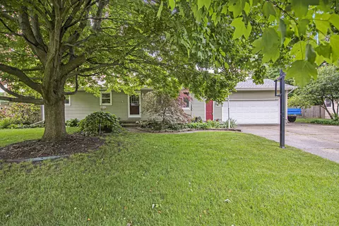 2038 Mulberry Ln, Jenison, MI 49428