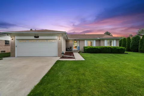 14719 Lakeshore Dr, Sterling Heights, MI 48313