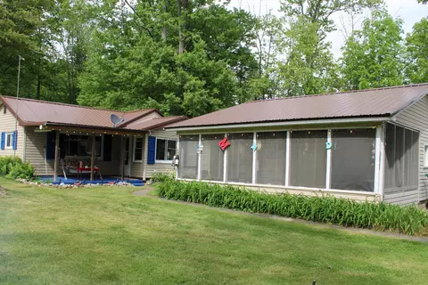 3827 Maple Ave, Lupton, MI 48635
