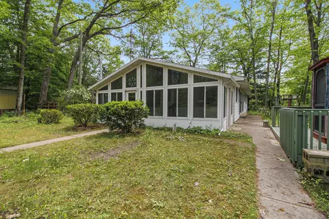 7677 Riverside Ln, Hesperia, MI 49421