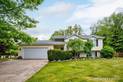 1742 W 32nd St, Holland, MI 49423