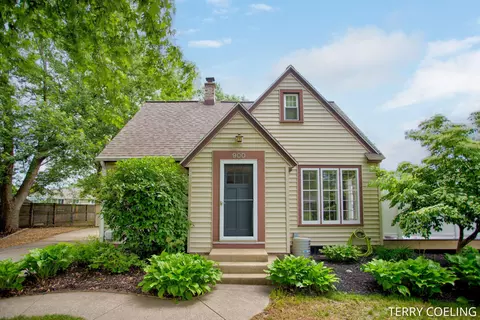 900 W 32nd St, Holland, MI 49423