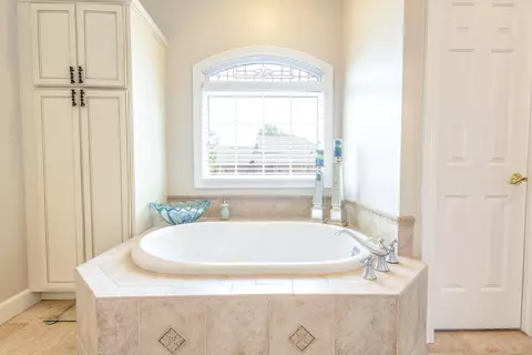 Bath - 8142 Bunton Rd, Willis, MI 48191 photo 3 of 9