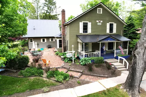 438 E Lowell St, Pentwater, MI 49449