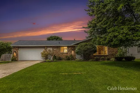 7365 Harmon Ln, Jenison, MI 49428
