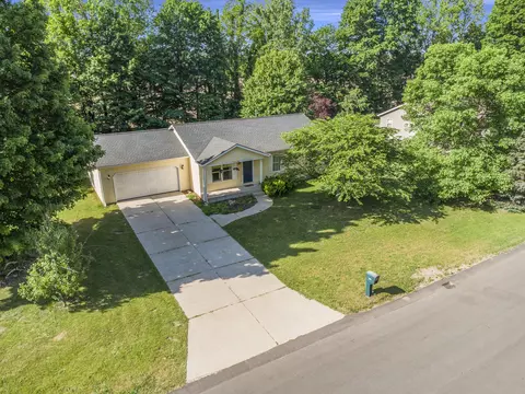 1336 Centennial Ct, Plainwell, MI 49080