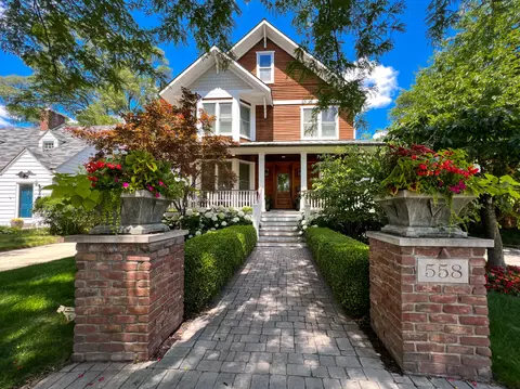 558 W Lincoln St, Birmingham, MI 48009