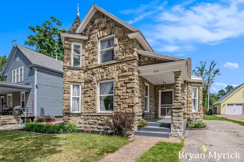 225 W 11th St, Holland, MI 49423