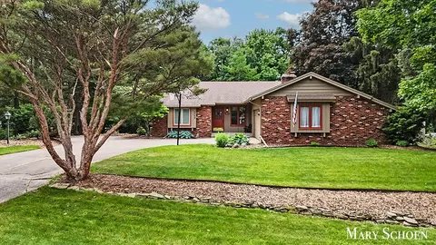 2466 Cedar Crest Dr NE, Grand Rapids, MI 49525