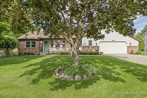 6729 City View Dr, Hudsonville, MI 49426