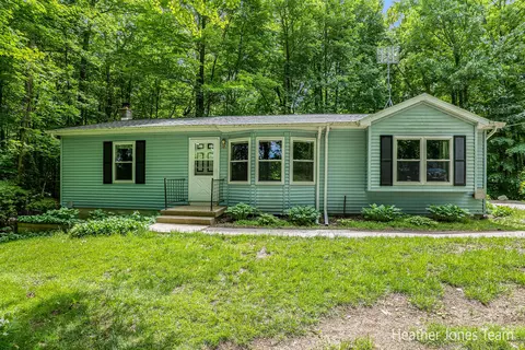 10611 W Dickerson Lake Rd, Gowen, MI 49326
