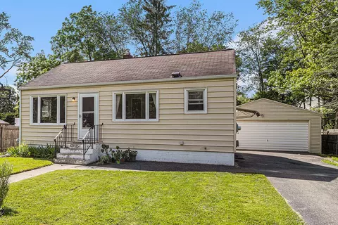 609 Keyes Dr, Kalamazoo, MI 49004