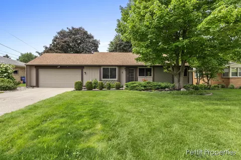 501 Worcester Dr NE, Grand Rapids, MI 49503
