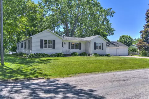 739 Royal Dr, Jackson, MI 49202 photo 2