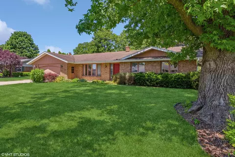 2401 Ridgewood Dr, Stevensville, MI 49127
