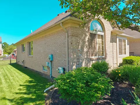 48522 Pin Oak Dr, Macomb, MI 48044 photo 10