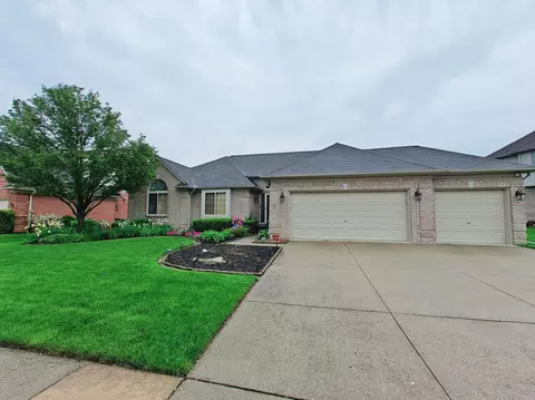 48522 Pin Oak Dr, Macomb, MI 48044