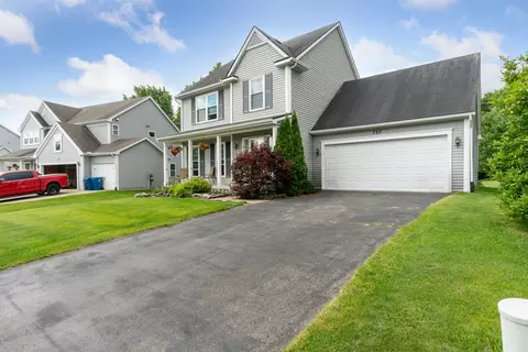 737 Dewars St, Howell, MI 48843 photo 4