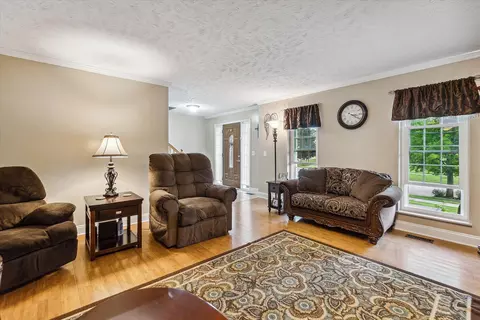 737 Dewars St, Howell, MI 48843 photo 9