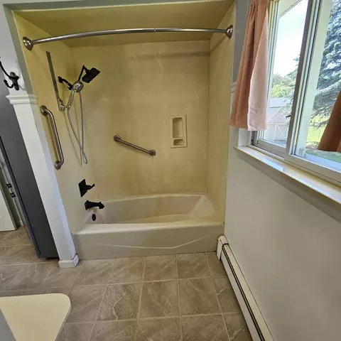 Bath - 3670 Sargent Rd, Jackson, MI 49201 photo 2 of 4