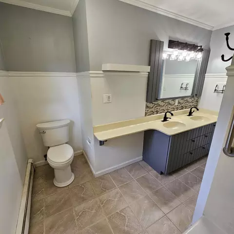 Bath - 3670 Sargent Rd, Jackson, MI 49201 photo 3 of 4