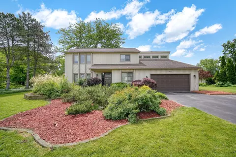 1311 N Silo Ridge Dr, Ann Arbor, MI 48108