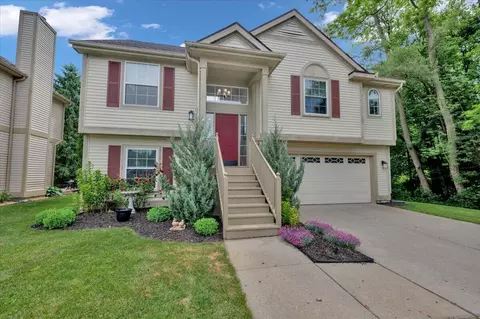 364 Lake Forest Dr, Waterford, MI 48327