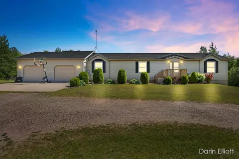 1804 Woods Rd, Fenwick, MI 48834