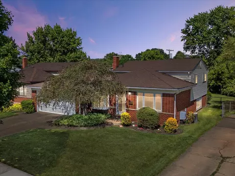 32748 Columbus Dr, Warren, MI 48088