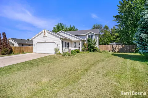 11323 Stonehedge Dr, Holland, MI 49424