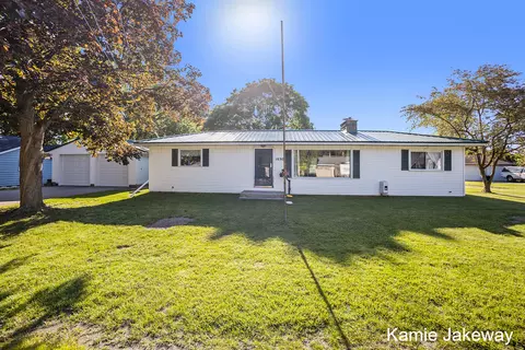 1030 S Pearl St, Belding, MI 48809