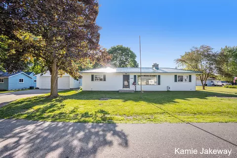 1030 S Pearl St, Belding, MI 48809 photo 3