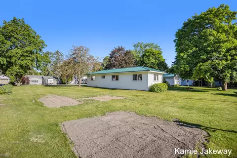 1030 S Pearl St, Belding, MI 48809 photo 7