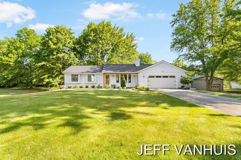 9505 Crescent Dr, Zeeland, MI 49464