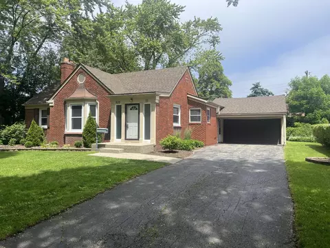 932 Hawthorne Rd, Grosse Pointe Woods, MI 48236