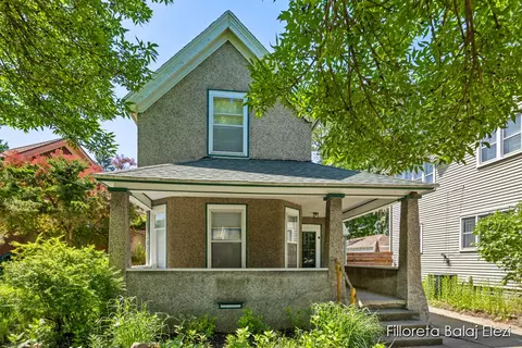 678 Lake Dr SE, Grand Rapids, MI 49503