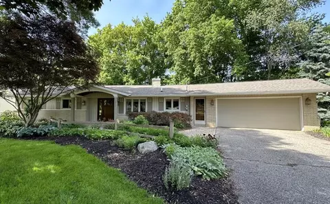 10731 Brookview Dr, Zeeland, MI 49464
