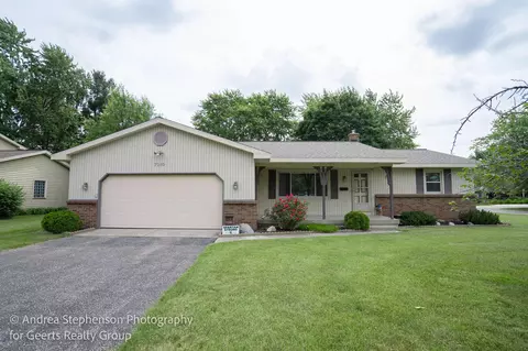 7240 Harmon Ln, Jenison, MI 49428