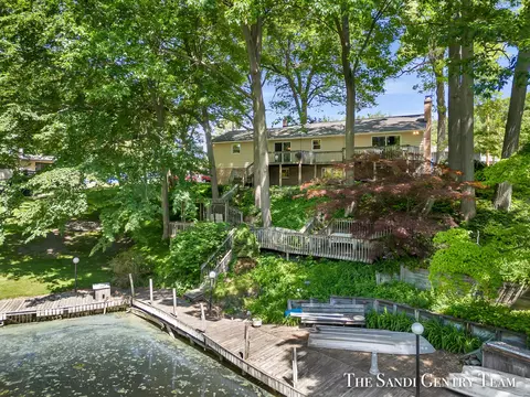 16200 Norfolk Dr, Spring Lake, MI 49456