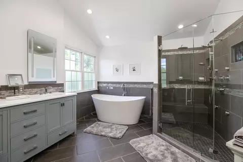 Bath - 2159 Applebrook Dr, Commerce Twp, MI 48382 photo 4 of 10