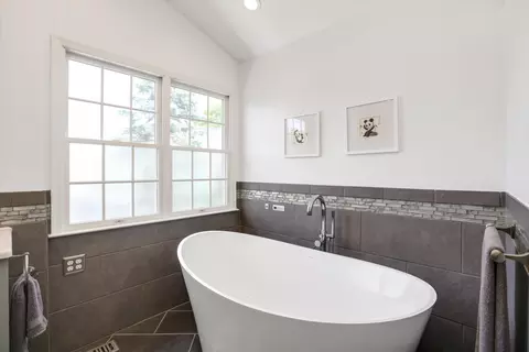 Bath - 2159 Applebrook Dr, Commerce Twp, MI 48382 photo 7 of 10