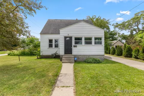 112 Coolidge St SW, Wyoming, MI 49548