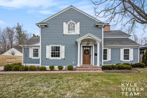 2733 Maplewood Dr SE, Grand Rapids, MI 49506