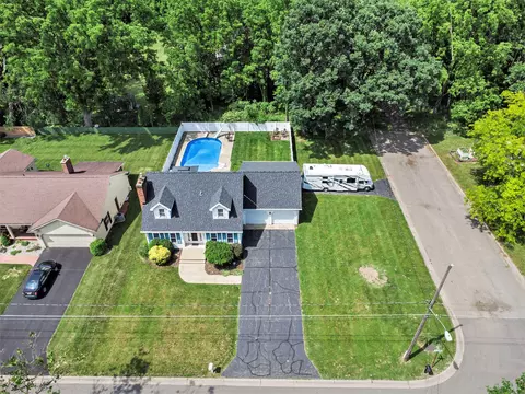 605 N Drive Dr E, Marshall, MI 49068 photo 2