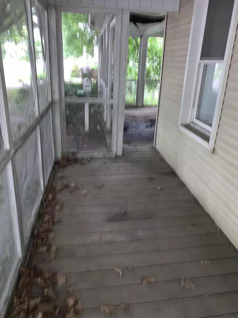 313 Comstock St, Adrian, MI 49221 photo 6